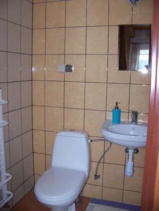 Проживание в семье Solorena Junoszyno Четырехместный номер с ванной комнатой-15